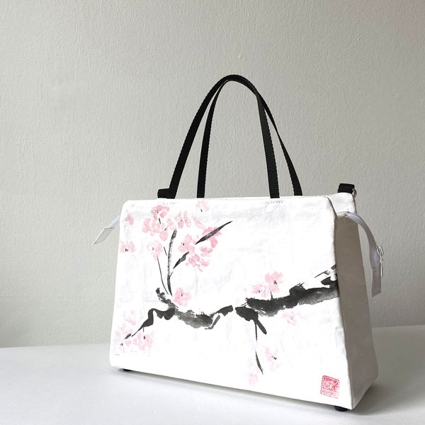 große Handtasche mit Schulterriemen, weiße Damentasche Kirschblüten, handbemalt und -gefertigt, ein besonderes Einzelstück aus veganem Leder