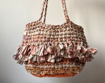 upcycling Wende-Tasche aus Stoffstreifen gehäkelt in Pastelltönen rosa beige apricot, handgearbeitet zero-waste Damenschultertasche Fransen