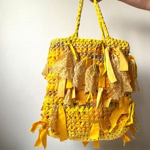 upcycling Wende-Tasche gehäkelt, Gelbtöne, handgearbeitet zero-waste Tasche, Schultertasche aus gelben Stoffstreifen gearbeitet, Shoppingbag