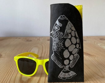 Estuche de gafas grande negro con motivo de pez, bolsa para gafas, protector de gafas pintado a mano, estuche para gafas de sol pez, negro con plata