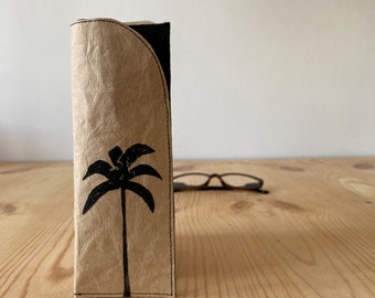 kleines Brillenetui beige/schwarz  mit Palme, Tasche für Brille, handbedruckter Brillenschutz, Etui für Lesebrillen und kleine Brillen