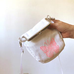 petit sac en lin blanc avec imprimé papillon rose fluo, sac bandoulière avec anse de sac, sac d'été motif animal, unique fait main