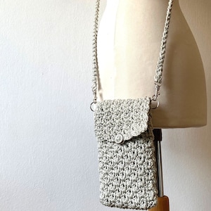 Mini borsa grigio pietra lavorata all'uncinetto come borsa a tracolla, borsa per cellulare fatta a mano, piccola borsa all'uncinetto con motivo in rilievo grigio chiaro, borsa a tracolla