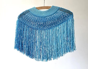 türkiser handgestrickter Kurzponcho mit langen Fransen für den Sommer, modernes Schultertuch, Lace-Strickcape, dekorativer Strickkragen