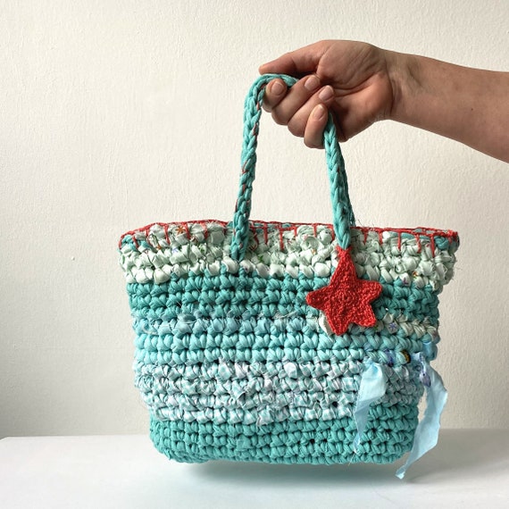 Bolso de verano reciclado de crochet en tonos agua con coral