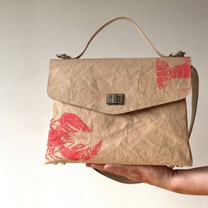 große Handtasche beige mit Hummermotiv korall, veganes Leder, handgefertigt und -bedruckt, Sommertasche mit Drehverschluss, Schultertasche