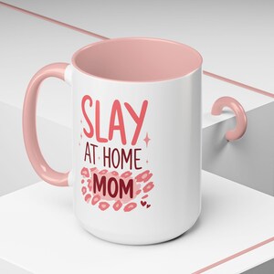 Slay At Home Mom roze bloemenharten Love Script-mok | Accentkoffiemok Moederdagcadeau, 11 en 15 oz