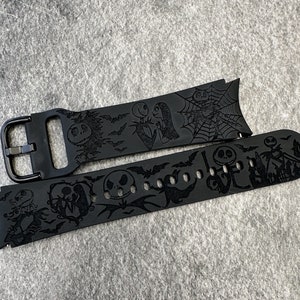 Op de afbeelding: Zwart siliconen horlogeband met een Nightmare Before Christmas-ontwerp. Het bandje heeft Jack Skellington, Sally en andere personages uit de film.