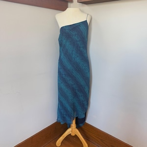 Robe midi asymétrique vintage en soie à une épaule en peau de serpent Y2K Express 11/12