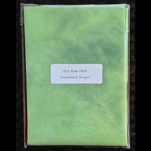 Puede incluir: Una tela Aida verde de 18ct, 19x14 pulgadas, etiquetada "Greenback Boogie" para proyectos de punto de cruz.