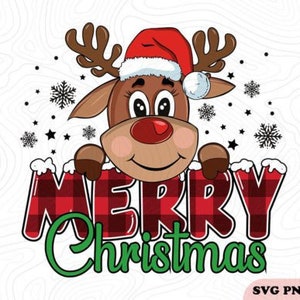 Puede incluir: Un reno de dibujos animados con un gorro de Papá Noel rojo asoma por encima de un cartel rojo y negro a cuadros que dice "Feliz Navidad". El reno tiene la nariz roja y grandes ojos marrones. El fondo es blanco con copos de nieve y estrellas.
