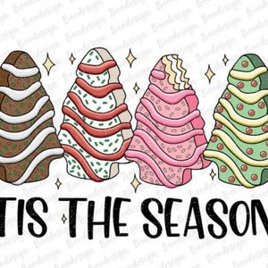 Puede incluir: Cuatro galletas de árbol de Navidad decoradas en fila, con glaseado blanco y chispas. El texto "TIS THE SEASON" está debajo de las galletas.