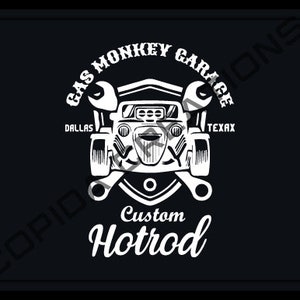Puede incluir: Ilustración en blanco y negro de un coche hot rod con el texto "Gas Monkey Garage" encima y "Custom Hotrod" debajo. El texto "Dallas" y "Texax" están a ambos lados del coche.