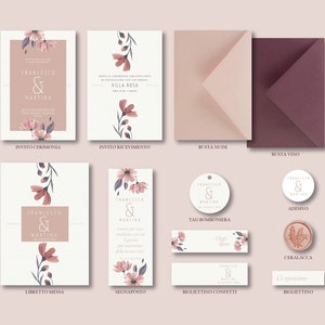 Può includere: Un set di partecipazioni di nozze con disegni floreali in tonalità rosa e viola. Il set comprende inviti, buste, un libretto della cerimonia, un segnaposto, un'etichetta per i confetti, una card per i confetti, un sigillo di cera e un bigliettino. Il testo sulla partecipazioni recita "Francesco & Martina".