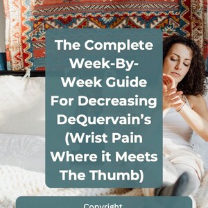 Puede incluir: Una mujer con cabello castaño rizado se sienta en una cama con una alfombra colorida colgada en la pared detrás de ella. El texto en la imagen dice "The Complete Week-By-Week Guide For Decreasing DeQuervain's (Wrist Pain Where it Meets The Thumb) Copyright DeQuervain's Society/First The Moms (2023)"