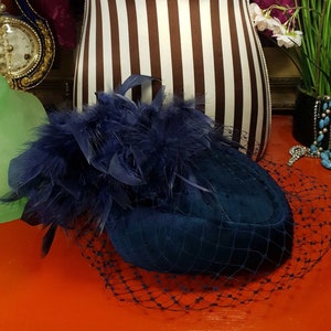 Vintage jaren 1980 Pillbox Hat Blue Feather Fascinator Mesh Bruiloft afbeelding 1