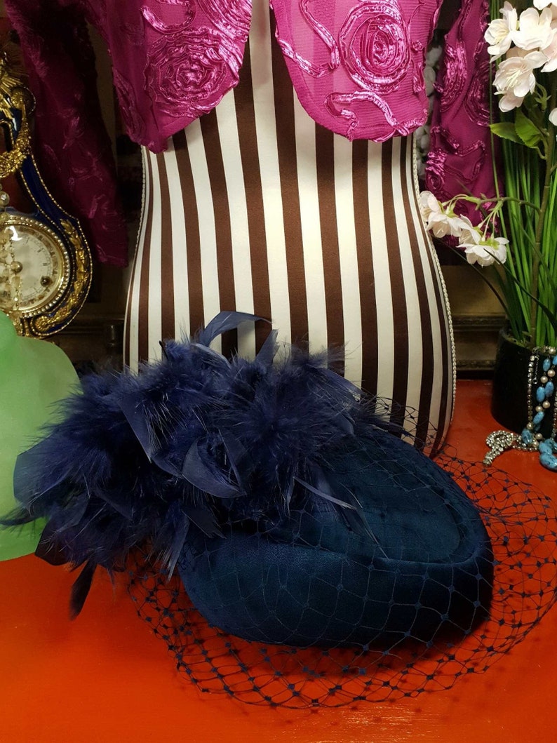 Vintage jaren 1980 Pillbox Hat Blue Feather Fascinator Mesh Bruiloft afbeelding 1