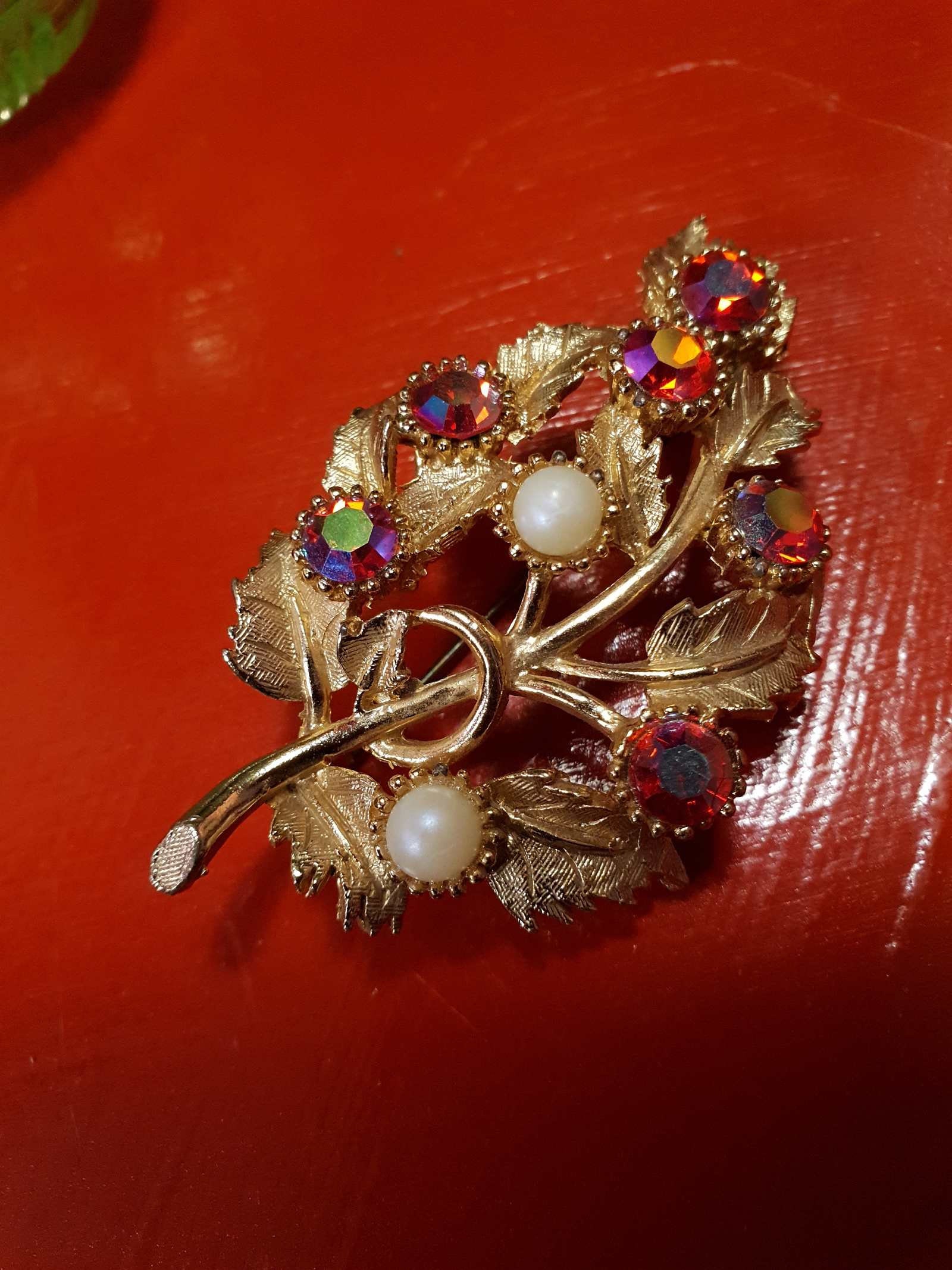 Vintage 1960s' red rhinestone×aurora beads holly motif