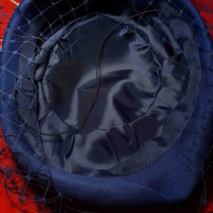 Vintage jaren 1980 Pillbox Hat Blue Feather Fascinator Mesh Bruiloft afbeelding 9