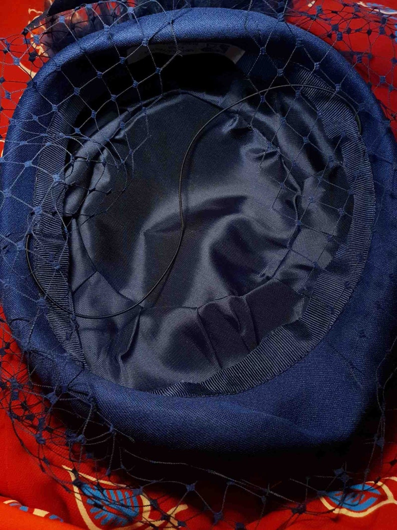 Vintage jaren 1980 Pillbox Hat Blue Feather Fascinator Mesh Bruiloft afbeelding 9