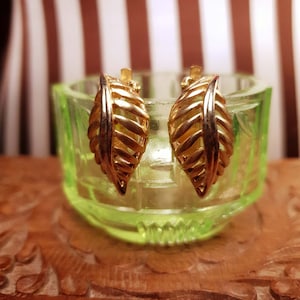 Vintage 1980s Leaf Earrings Clip On Gold Tone Retro
