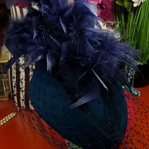 Vintage jaren 1980 Pillbox Hat Blue Feather Fascinator Mesh Bruiloft afbeelding 8