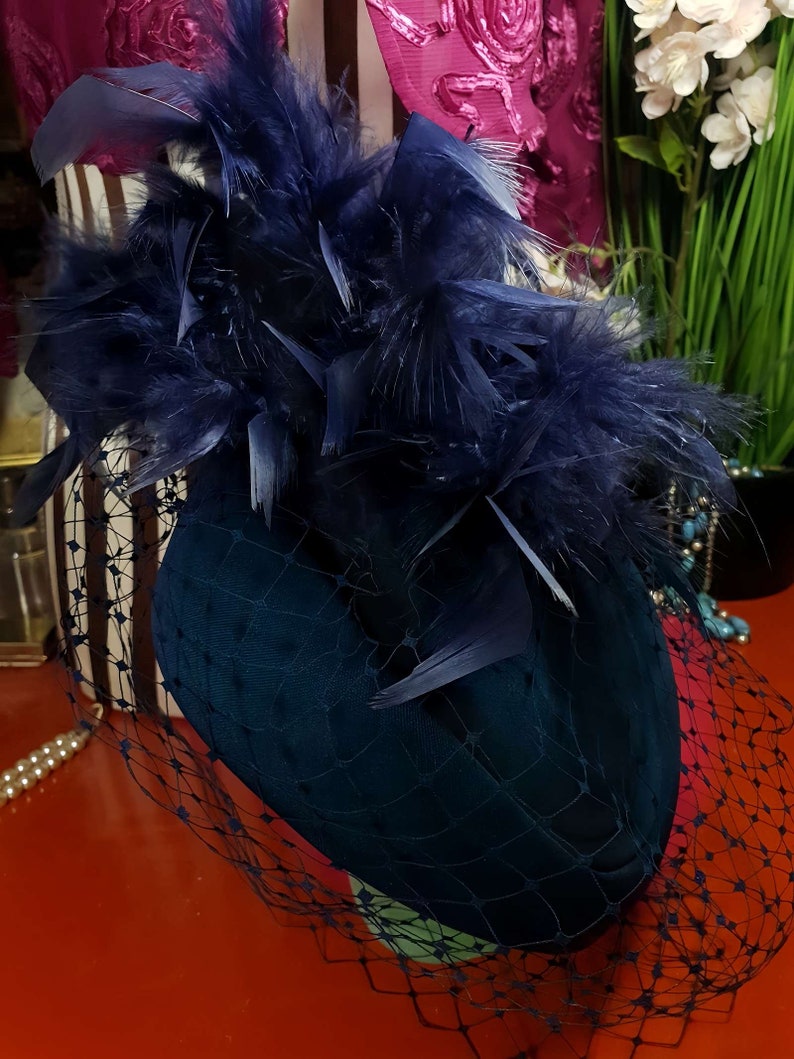 Vintage jaren 1980 Pillbox Hat Blue Feather Fascinator Mesh Bruiloft afbeelding 8