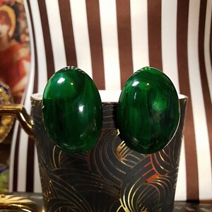 Pendientes de baquelita verde vintage 1930s/40s mármol francés ovalado abovedado grande raro imagen 3