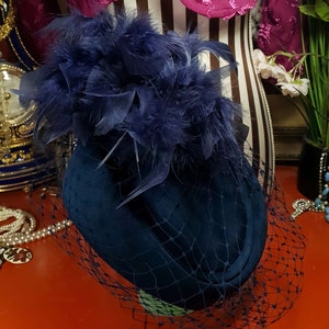 Vintage jaren 1980 Pillbox Hat Blue Feather Fascinator Mesh Bruiloft afbeelding 6