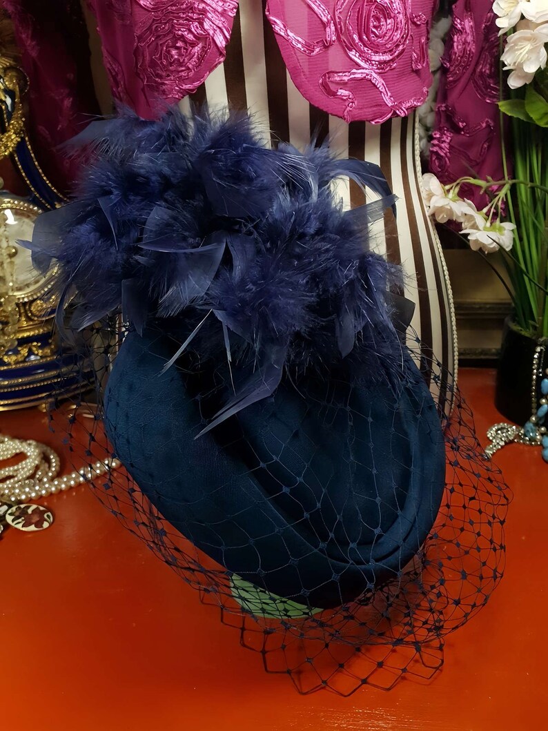 Vintage jaren 1980 Pillbox Hat Blue Feather Fascinator Mesh Bruiloft afbeelding 6