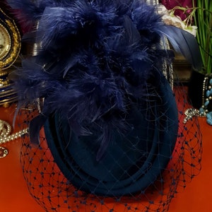 Vintage jaren 1980 Pillbox Hat Blue Feather Fascinator Mesh Bruiloft afbeelding 4