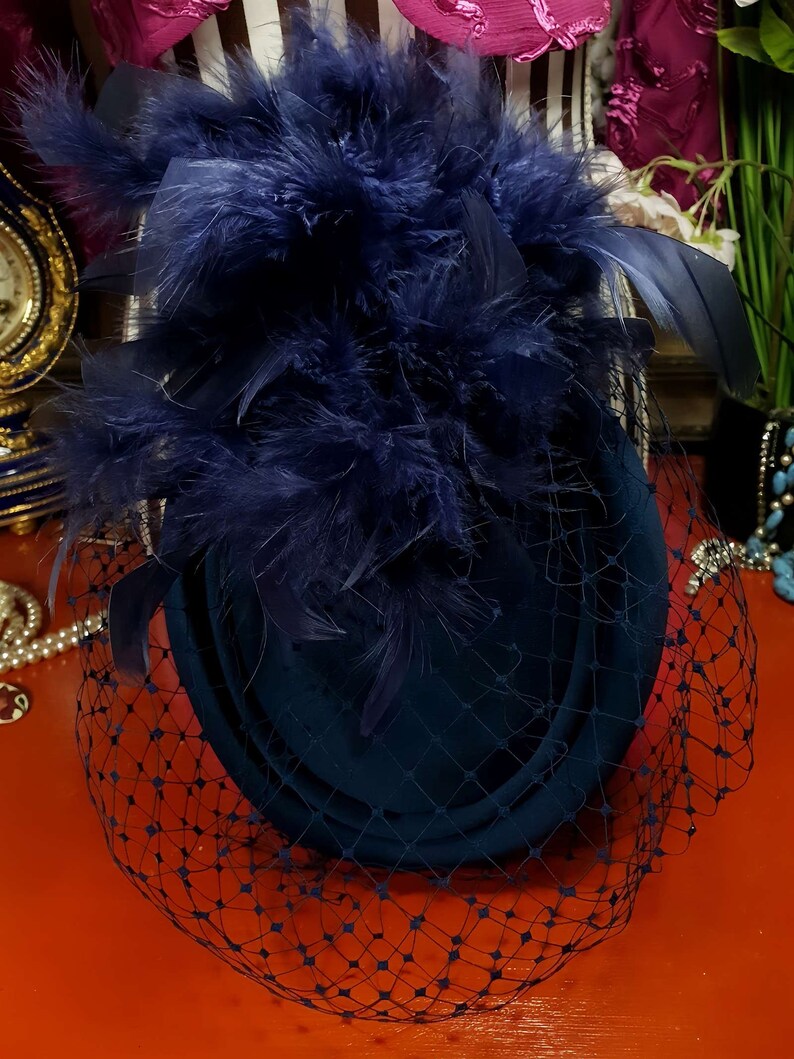 Vintage jaren 1980 Pillbox Hat Blue Feather Fascinator Mesh Bruiloft afbeelding 4