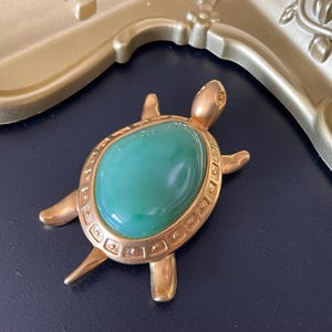 ヴィンテージ サイン入り ゴールドトーン フェイクグリーン 翡翠 タートル ブローチ ペンダント