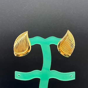 Vintage Trifari TM ondertekende goudkleurige vleugeloorbellen