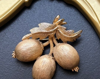 Vintage Signed Avon Canada Goldtone Acorn Brooch Pin