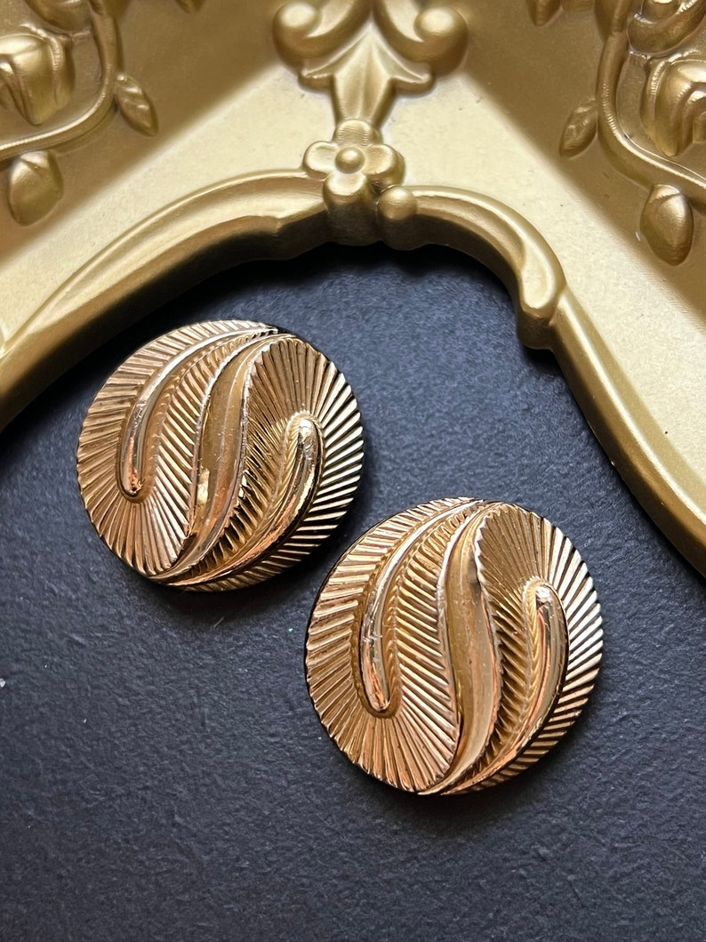 Vintage Crown Trifari Signed Goldtone Leaf Round Clip-on Earrings image 1