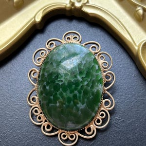 Vintage Gold Tone Lace Setting Green Peking Art Glass Brooch Pin Pendant