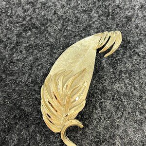 Vintage Signed BSK Gold Tone Leaf Brooch