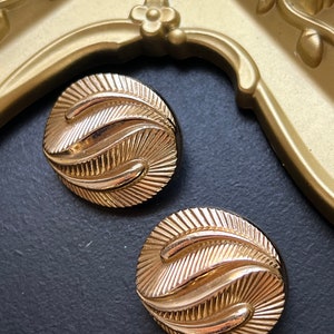 Vintage Crown Trifari Signed Goldtone Leaf Round Clip-on Earrings image 2