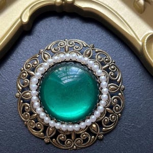 Vintage signierte West Germany Gold Tone filigrane grüne Glas Cabochon Faux Perlen runde Brosche