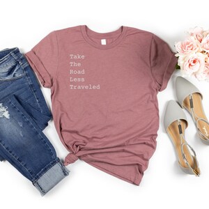 Neem de weg minder bereisd shirt, minimalistisch shirt, ondernemer, avonturier, zelf aanmoediging, geschenk, vrouwen, unisex fit, gedicht referentie