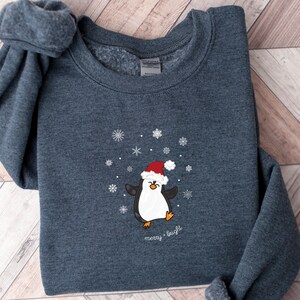 Sudadera de Navidad / Camisa de Navidad / Camisa de pingüino / Camisa de combinación familiar de Navidad / Mujeres, hombres, felices fiestas / Felices y brillantes