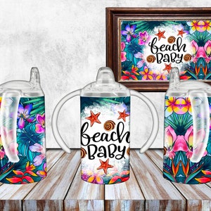 Puede incluir: Tres vasos de pl&aacute;stico transparente con asas y dise&ntilde;os florales tropicales coloridos. Los vasos presentan el texto "beach baby" e im&aacute;genes de conchas y estrellas de mar.