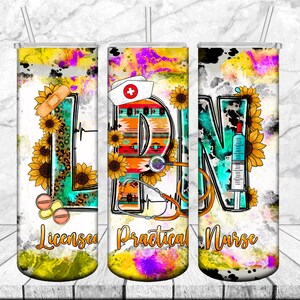 K&ouml;nnte beinhalten: Ein Satz von drei Edelstahlbechern mit einem farbenfrohen Design. Jeder Becher zeigt die Buchstaben "LPN" mit medizinischen Grafiken, Sonnenblumen und den Worten "Licensed Practical Nurse". Der Hintergrund hat einen Aquarelleffekt.
