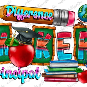 Op de afbeelding: Een kleurrijk grafisch ontwerp met de woorden "Difference Maker" in een regenboogkleurig lettertype. De letters zijn ingelijst in hout en hebben een gestreept patroon. Het ontwerp bevat ook een rode appel, een afstudeerhoed, een potlood, een aardbol, een stapel boeken en een rode appel. De woorden "Principal" zijn in een regenboogkleurig lettertype onderaan het ontwerp geschreven.