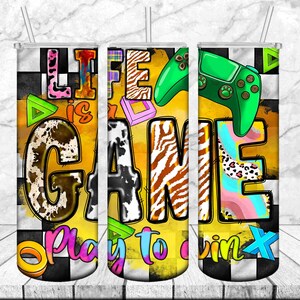 Op de afbeelding: Drie roestvrijstalen bekers met een gele achtergrond en een zwart-wit geruit patroon. De bekers hebben een grafisch ontwerp met de tekst "Life is Game Play to win" en verschillende dierenprints.