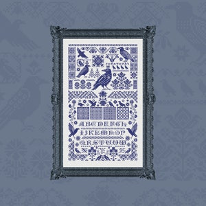 Padrão digital de ponto cruz “Raven Sampler” letras latinas OwlForest