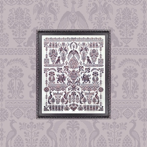 Könnte beinhalten: Ein gerahmtes Schwarzweiß-Stickmuster mit einem stilisierten Pfau mit floralen und geometrischen Mustern. Die Stickerei ist in einem dunklen Braun- und Schwarztons gehalten.