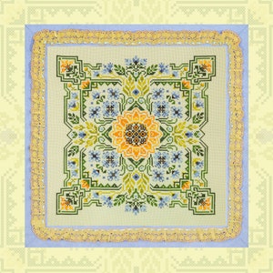 以下が含まれることがあります： 青い花と緑の花に囲まれたひまわりが描かれた正方形のクロスステッチ刺繍のデザイン。デザインは黄色のレースの縁取りと薄い青色の縁取りで囲まれています。