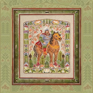 Può includere: Un ricamo a punto croce incorniciato raffigurante un uomo a cavallo, circondato da un bordo decorativo. L'uomo indossa un elmo e tiene un arco. Il cavallo è marrone e il bordo include alberi, fiori e funghi. La cornice è verde.
